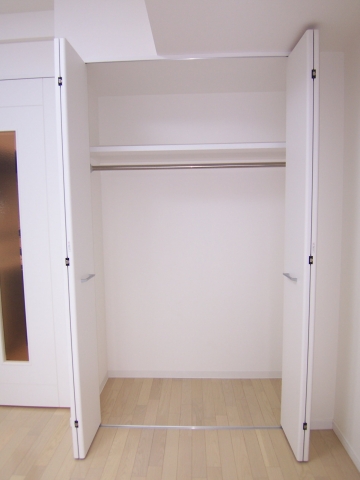 Living and room. Walk-in closet