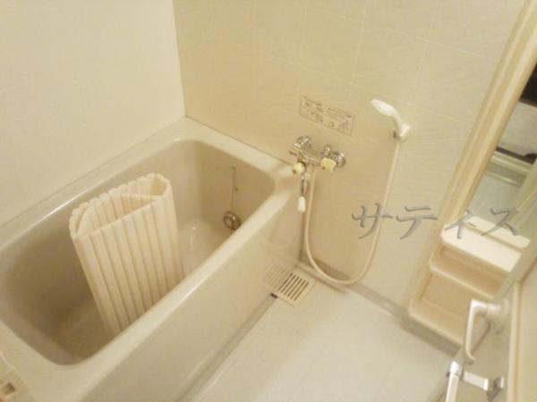 Bathroom. Auto-lock equipped