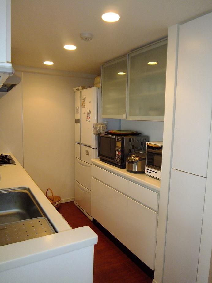 Kitchen. Cup with the board of the order. Also not troubled storage of tableware.