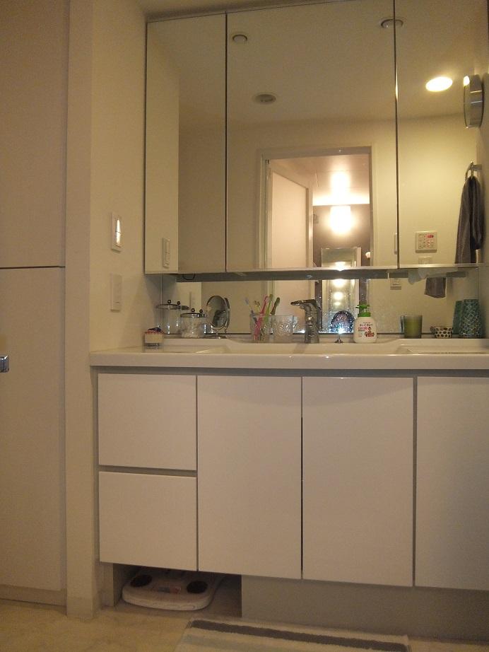 Wash basin, toilet. Wash basin of wide type. Since there is also linen space of water around the storage is also convenient.