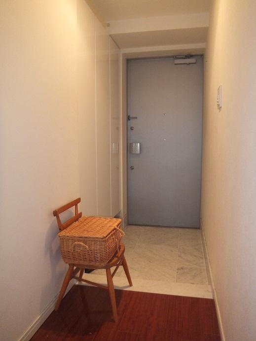 Entrance. Entrance summarized in white can welcome a very bright customers.