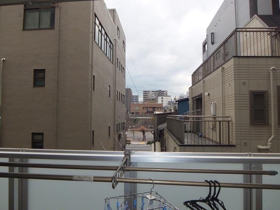 View photos from the dwelling unit. It Since day is good will on the balcony between building. Since it is a park in front of the eyes can also overlook the playing is child.