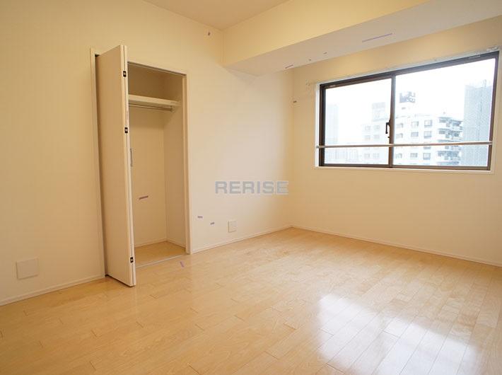 Non-living room. Balcony side Western-style