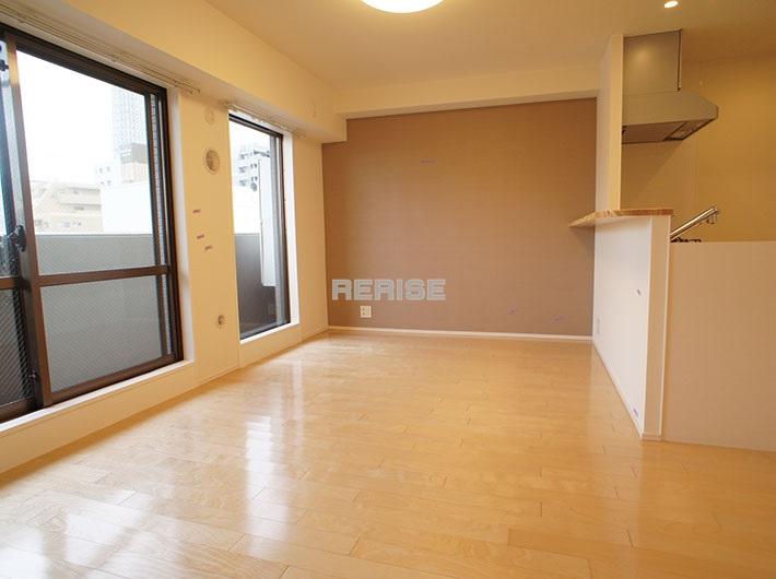 Living. Living room feel wide in the transverse