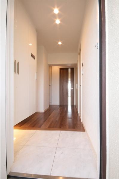 Entrance. Same specifications is a picture.