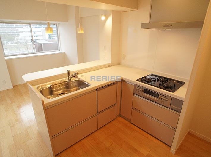 Kitchen. L-shaped kitchen with a dishwasher