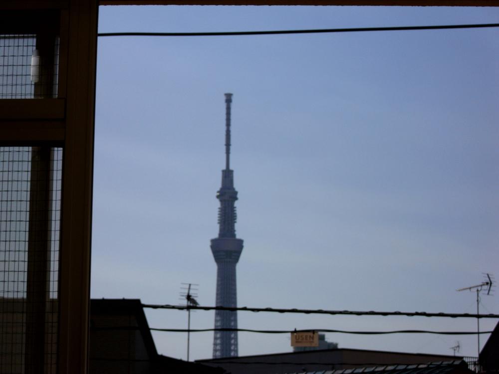 View photos from the dwelling unit. Sky tree visible from the room (11 May 2013) Shooting