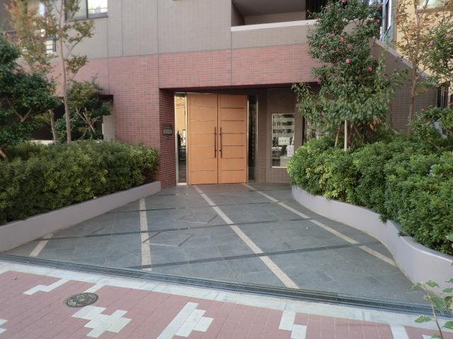 Entrance. Approach from the sidewalk of interlocking to Entrance