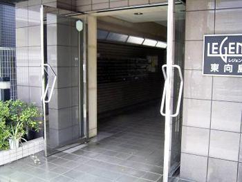 Entrance. Clean even entrance