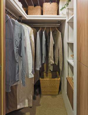 Interior.  [Walk-in closet] Walk-in closet that can efficiently accommodate the large amount of clothes. Abundant storage capacity is, Maintaining beautiful living space, It produces a cozy living. (C type (sale already) and the same specifications)