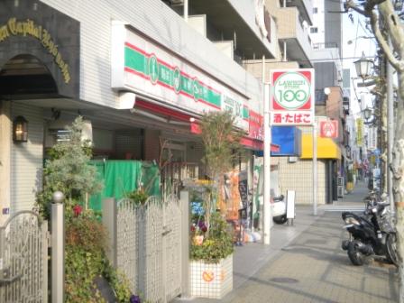Convenience store. 100 yen 50m to super (convenience store)