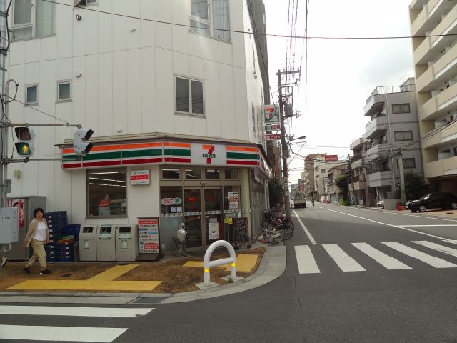 Convenience store. 330m to Seven-Eleven (convenience store)