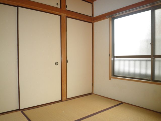 Living and room. Is a Japanese-style room. 
