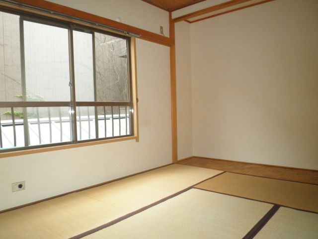 Living and room. There are plates is wide Japanese-style room. 
