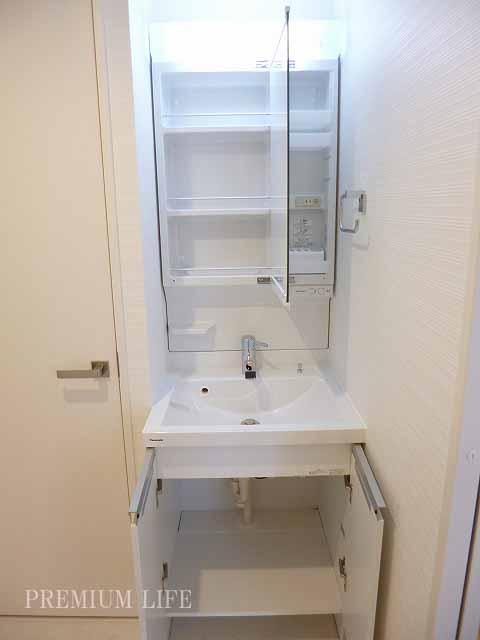 Wash basin, toilet. Storage is also well equipped, such as »stock of detergent and shampoo also clean storage