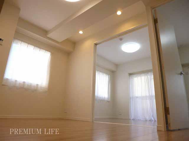 Living. It divided the space in the renovation already »sliding door.