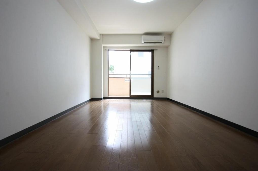 Living and room. Bright room on the south-facing.