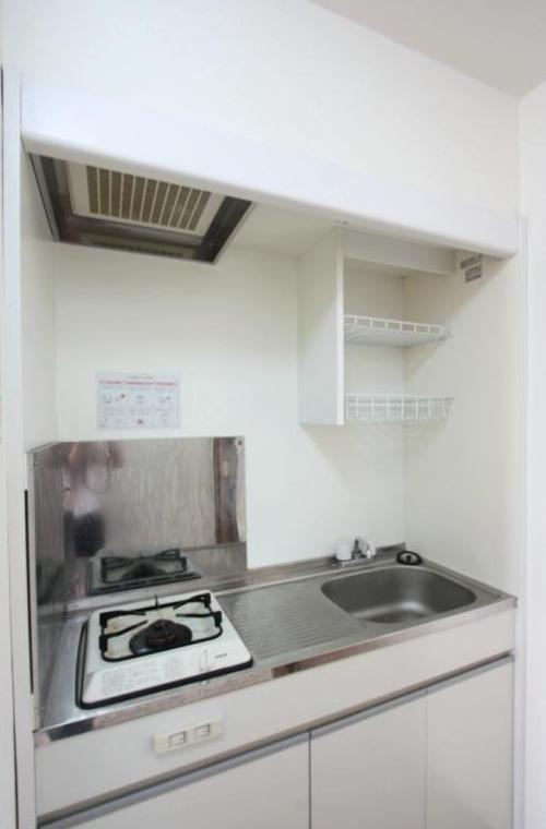 Kitchen. 1-neck with gas stove