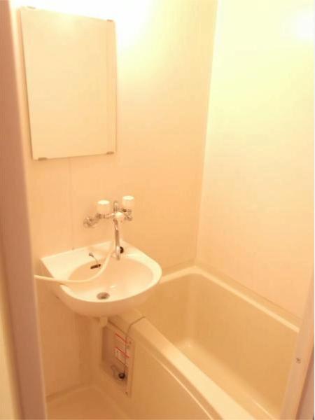 Bath. bus ・ It is another toilet.
