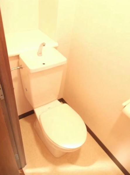Toilet. bus ・ It is another toilet.