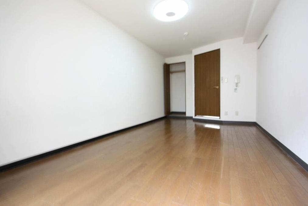 Living and room. 8.5 Pledge and is wide.