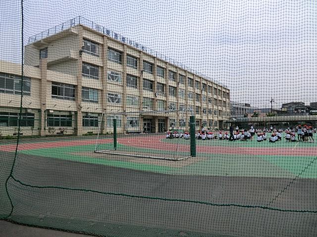 Primary school. 550m to Sumida Ward Higashiware 嬬小 school