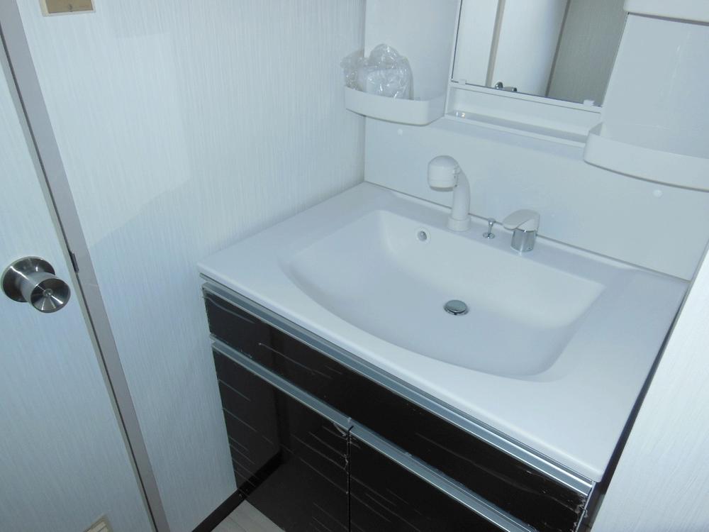 Wash basin, toilet. Room (August 2013) Shooting Renovation completed