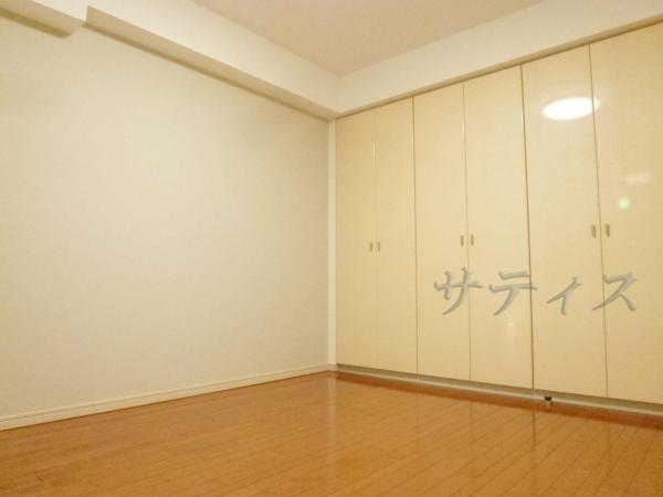 Non-living room. Abundant storage space!