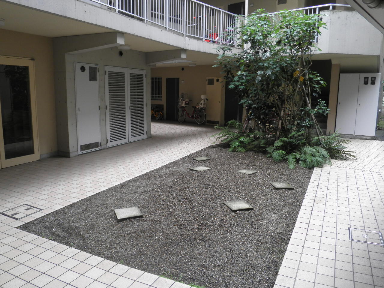 Entrance. patio