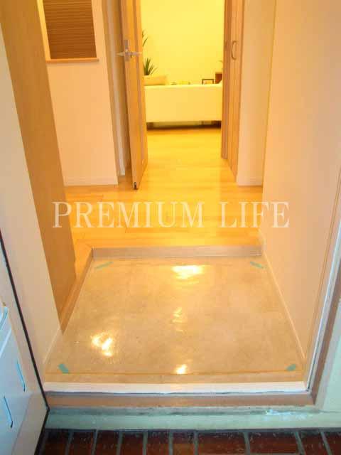 Entrance.  [Entrance] Since almost there is no difference in level, I do not have small children also fall worry.