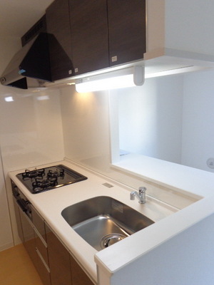 Kitchen. 3-neck gas stove ・ With grill