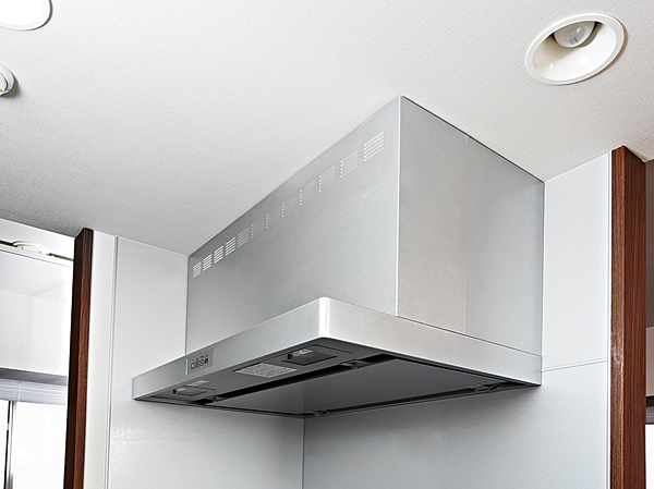 Kitchen.  [Rectification Backed range hood] Standard equipped with a stainless steel range hood to discharge the smoke out at the time of the dishes to speedy. It is with the current plate to up the power to inhale.