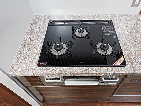 Kitchen.  [Glass top 3-burner stove] A functional 3-burner stove has been standard equipment. A beautiful glass top specification of the glass surface, The ease of care also features.