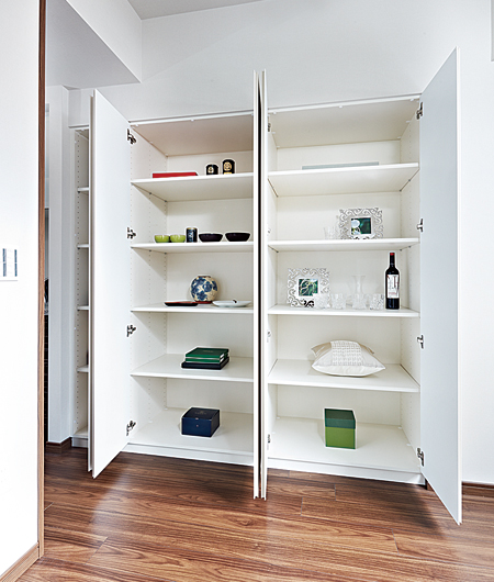 Interior.  [Compartment] Because it is changing the position of the shelves in a flexible, It can functionally storage. Opening and closing was a working formula to produce cleaner space.