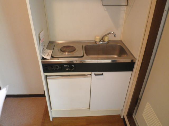 Kitchen. With electric stove.