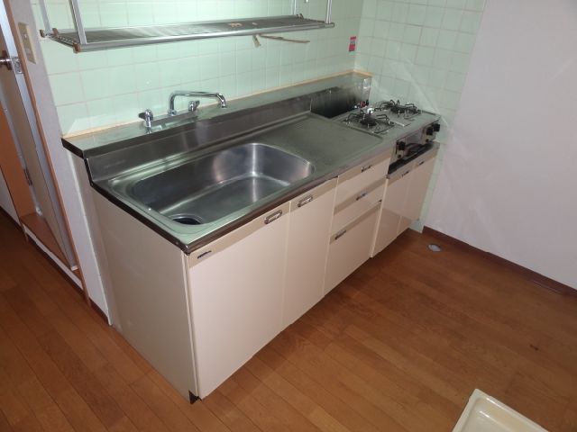 Kitchen. Two-burner gas stove can be installed. 