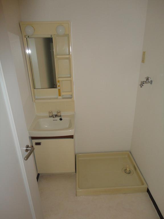 Other room space. Washing machine in the room ・ Independent wash basin