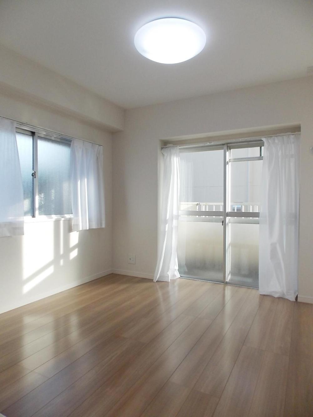 Non-living room. Bright sun came into the room because of the southeast angle room.