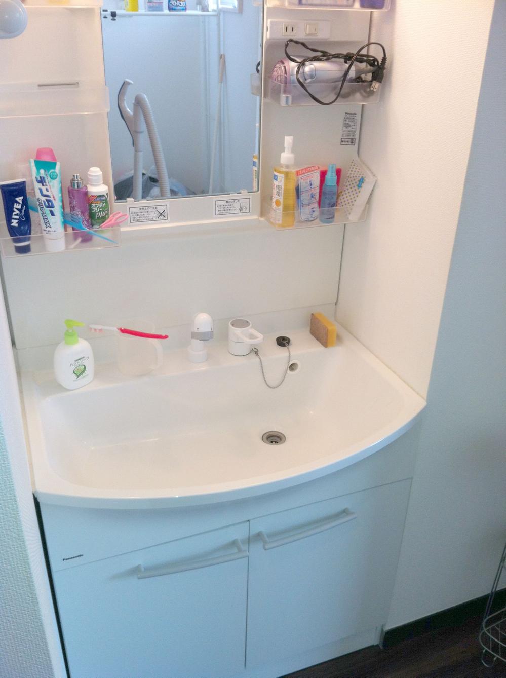 Wash basin, toilet. Wash basin