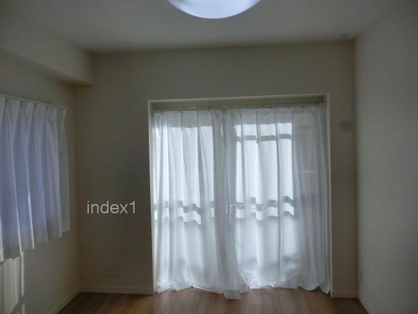 Living. Bright sunshine will plug from window ☆