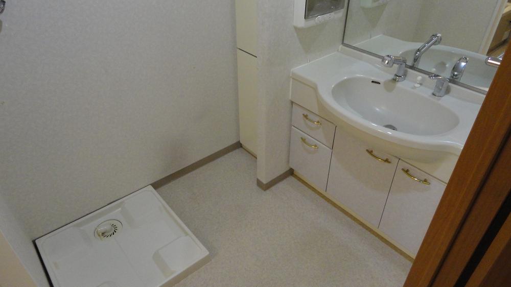 Wash basin, toilet. Indoor (10 May 2013) Shooting