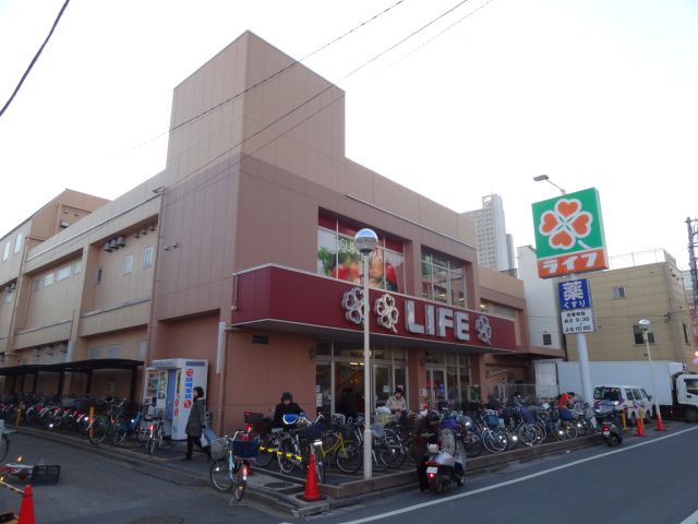 Shopping centre. 360m up to life (shopping center)