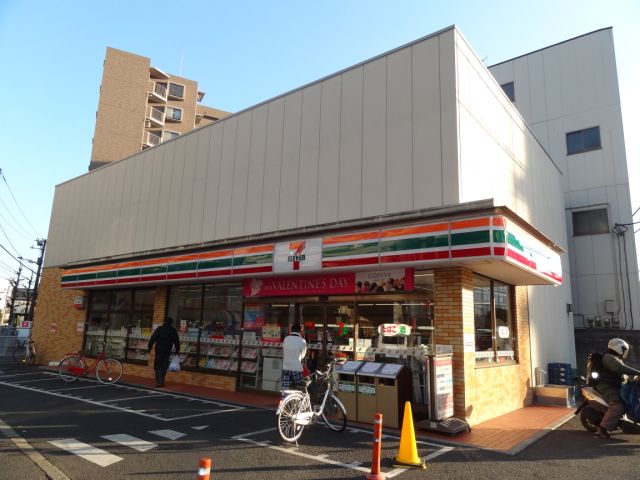 Convenience store. 440m to Seven-Eleven (convenience store)