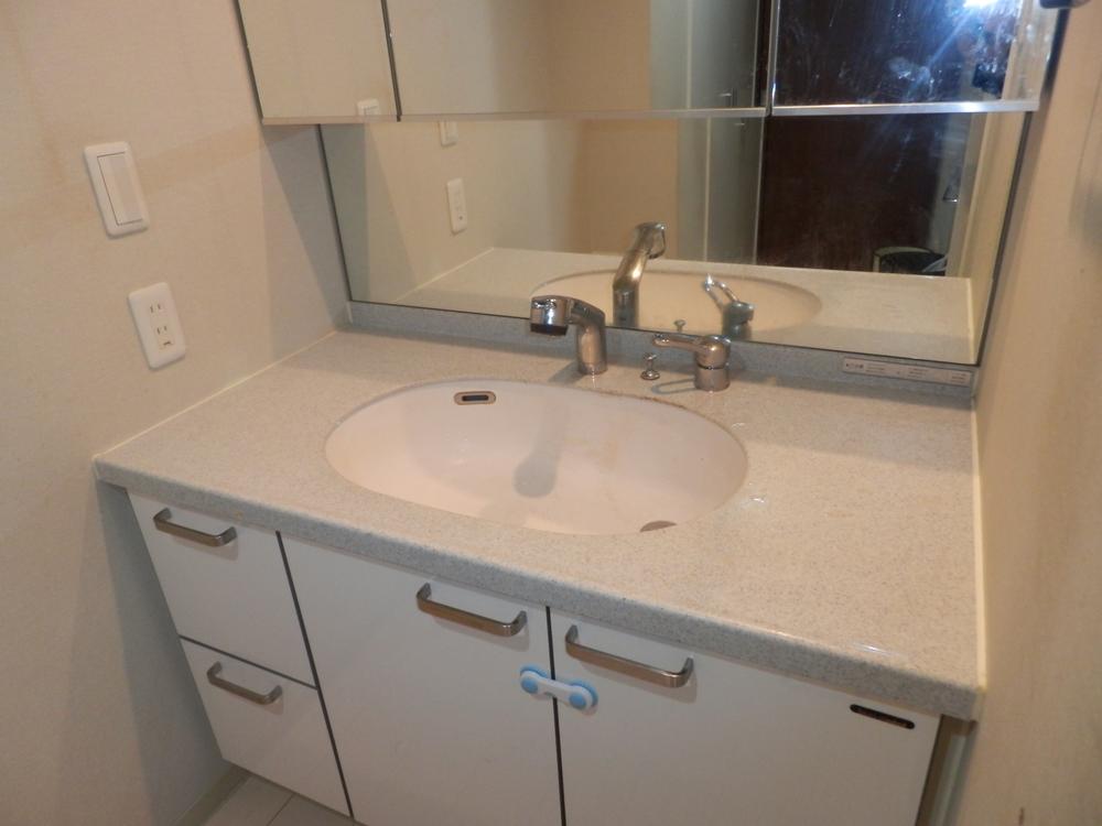 Wash basin, toilet. Indoor (10 May 2013) Shooting. 3-surface mirror with storage have been installed.