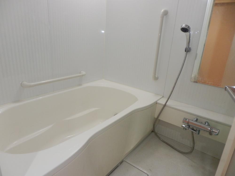 Bathroom. Indoor (10 May 2013) Shooting. It is a bathroom with a bathroom delight dryer.