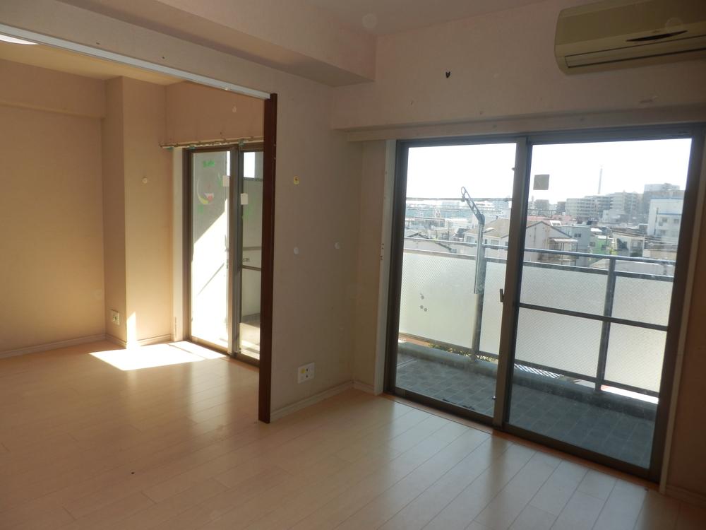 Living. Indoor (10 May 2013) Shooting. Living to be due to the adjacent Western is partitioned by a movable partition, Will be released and about 18 Pledge of living-dining kitchen.