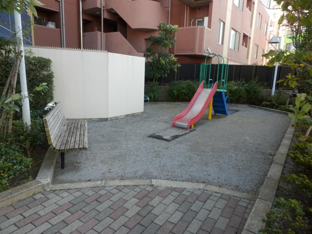 Other. There is a play lot on site.