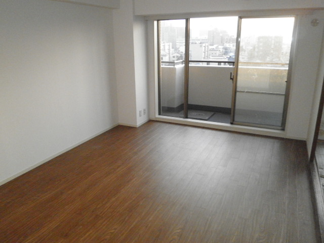 Living and room. It is under renovation. I'm sorry