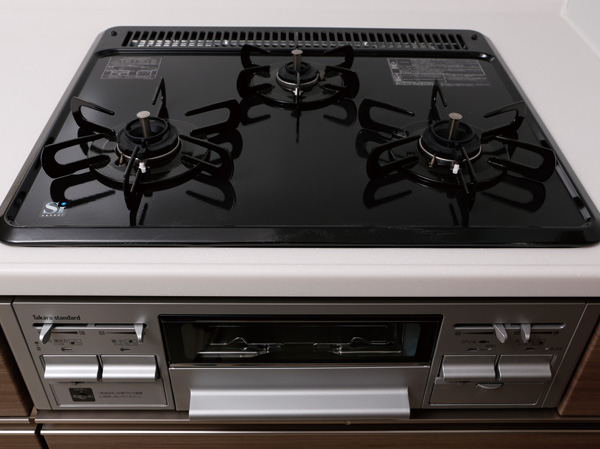 Kitchen.  [Highly functional three-necked enamel top gas stove] Easy to clean easy to dirt because of adopting the hard enamel. Fire accidents have been a consideration that does not occur in all mouth sensor specifications.