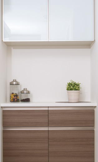 Kitchen.  [Standard equipped with a cupboard with counter] Standard established a cupboard with a counter to help you organize your tableware. In kitchen storage and similar specifications, It creates a sense of unity to the interior.